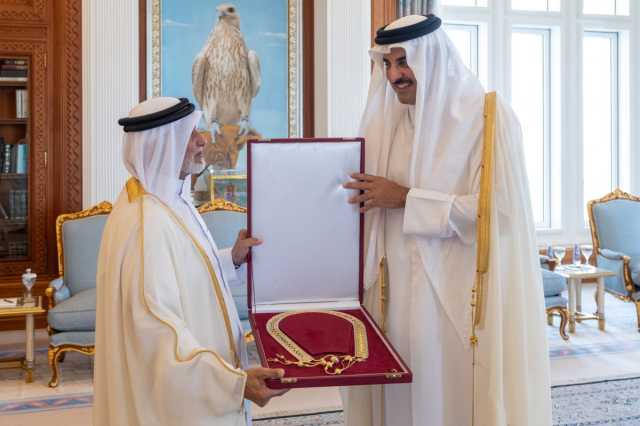 سمو الأمير يمنح علي بن سعيد الكميت الخيارين وشاح حمد بن خليفة