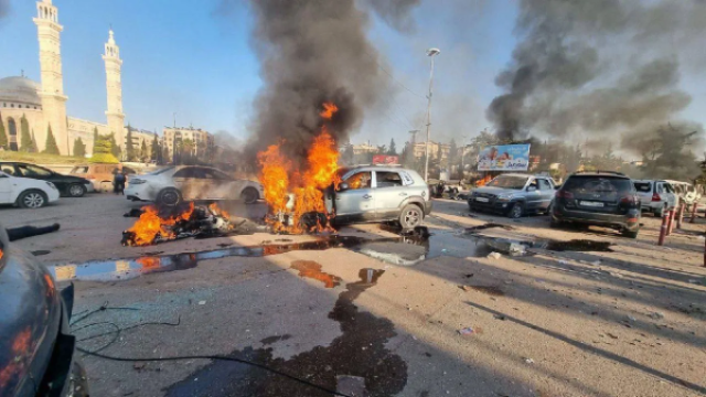 شاهد...مجزرة مروعة راح ضحيتها 16 قتيلا بغارة روسية على حلب السورية