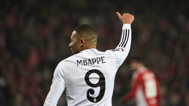 نجم ريال مدريد مبابي يعتذر لبلانكو وزملائه بعد الطرد أمام ألافيس