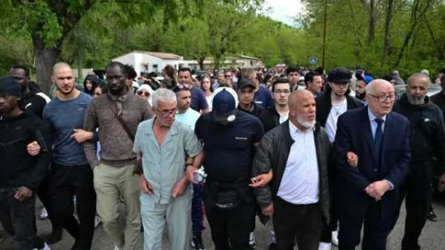 بـ50 طعنة رجل يقتل مصليا في فرنسا.. ومظاهرات حاشدة ضد خطاب التحريض