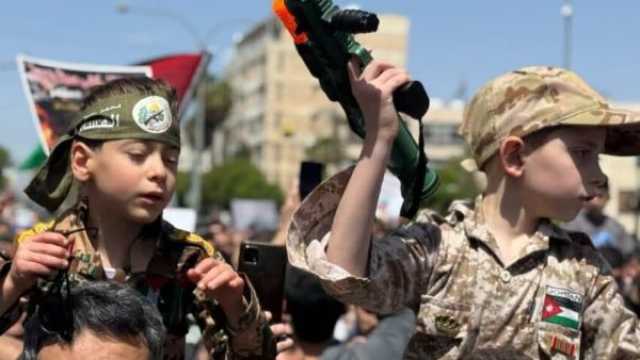 الأردن..الآلاف يحاولون حصار السفارة الأمريكية ومطالبات بتحرك الجيوش العربية لنصرة غزة