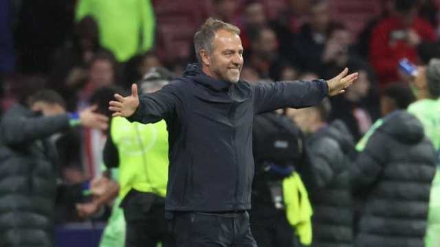 رسميًا: هانز فليك يمدد عقده مع برشلونة حتى 2027