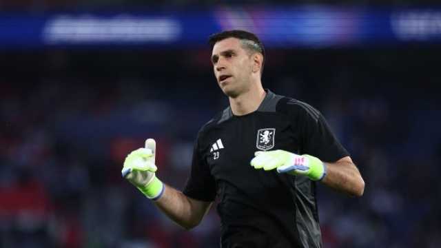 برشلونة ومانشستر يونايتد يتنافسان على ضم بطل العالم إيميليانو مارتينيز