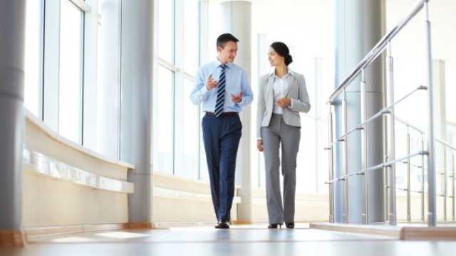 إتيكيت المشي للرجال والنساء