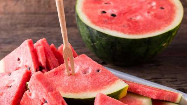 قواعد الإتيكيت لتناول البطيخ