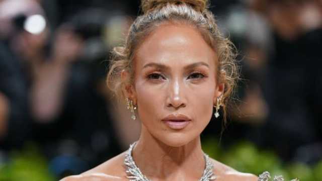 جنيفر لوبيز تتألق في حفل جوائز AMAs 2025 .. بإطلالات استثنائية وأداء لا يُنسى