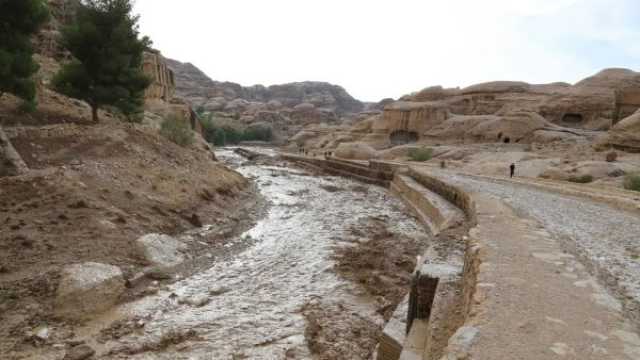 فقدان أم وابنها جراء السيول جنوب الأردن.. وإجلاء مئات السياح