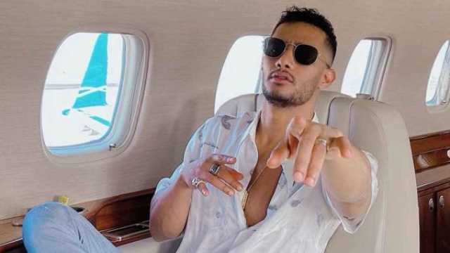 صلاة محمد رمضان داخل طيارته الخاصة تثير الجدل.. فيديو