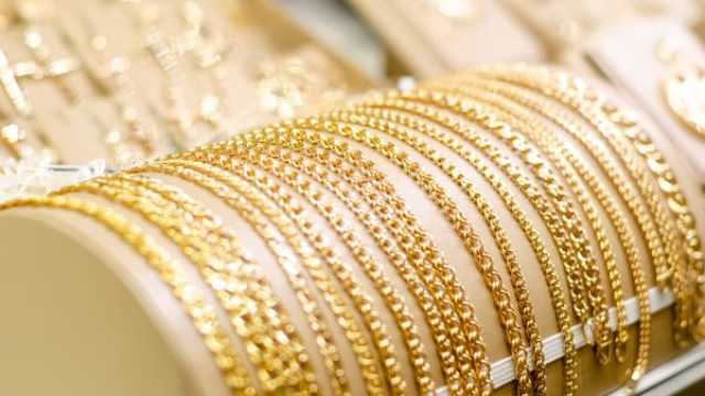 أسعار الذهب تتراجع وسط قوة الدولار