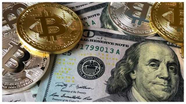 الدولار يتعثر.. وبتكوين تحلق إلى القمة