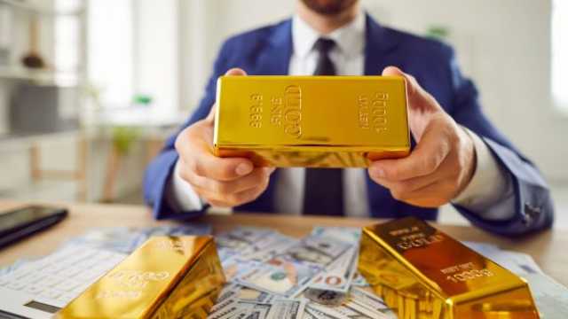 أسعار الذهب في تراجع لأدنى مستوى