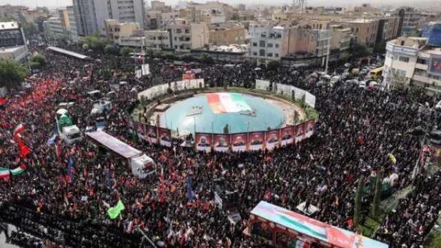 إيران تعلن بدء مراسم تشييع 60 من كبار قادتها وعلمائها
