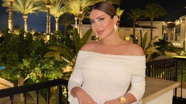إطلالة نسرين طافش بفستان أبيض أوف شولدر في مصر