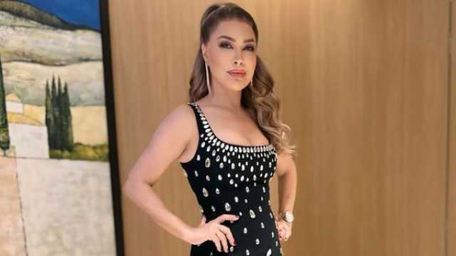 نوال الزغبي بإطلالة أنيقة بفستان أسود مرصع بالأحجار