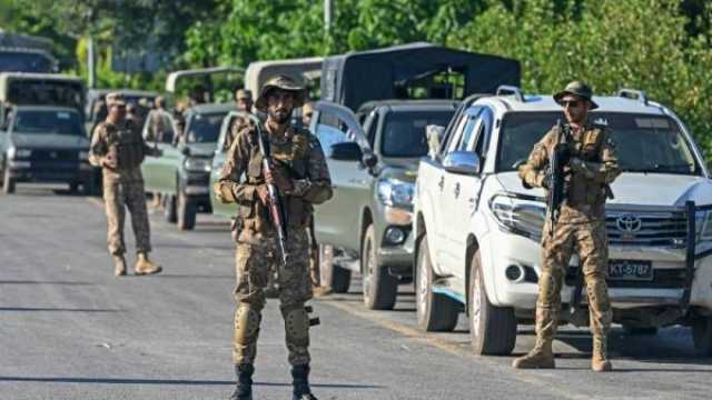 مقتل وإصابة 36 جنديا بهجوم انتحاري بسيارة مفخخة في باكستان