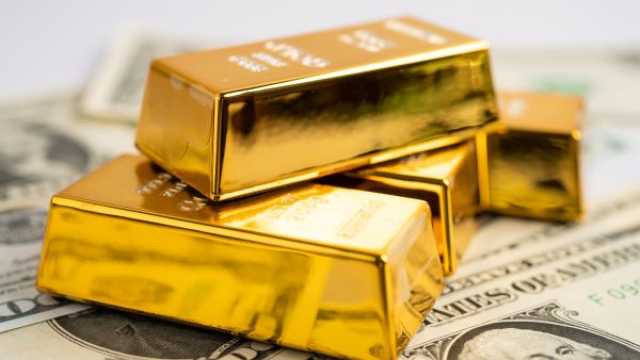 الذهب يواصل الصعود مدعوماً بتراجع الدولار