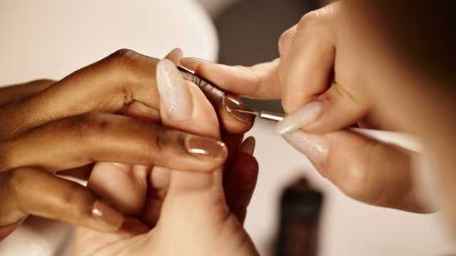 طرق العناية بالأظافر بعد إزالة المانيكير الجل