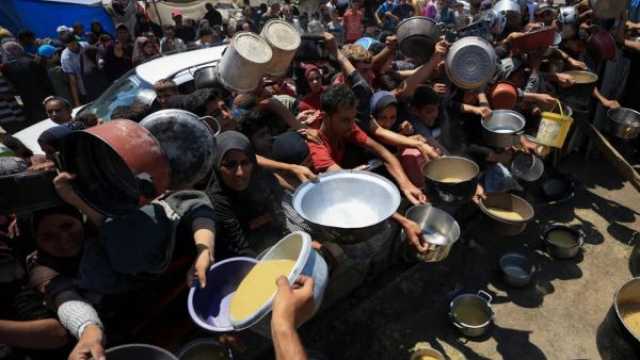 وفاة 122 بينهم 83 طفلا جوعا في غزة.. وإسرائيل تتلف أطنان المساعدات