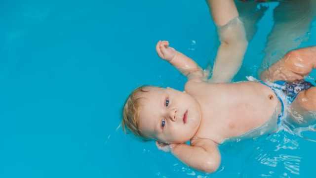 10 نصائح للأمهات لحماية الأطفال قبل نزول حمام السباحة