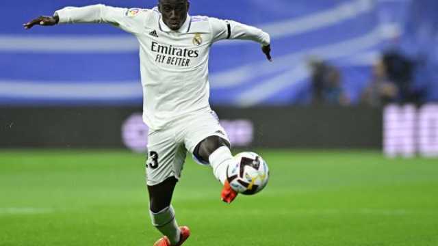 مفاجأة في موقف ريال مدريد من تجديد عقد ميندي