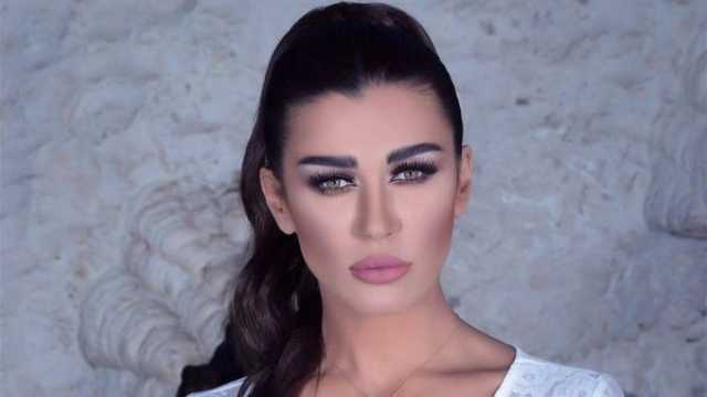نادين الراسي تتصدّر الترند برقصها المثير في حفل أصالة