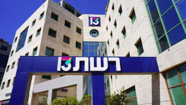 بالفيديو..إقتحام استوديو قناة 13 في بث مباشر ومُطالبة بوقف الحرب