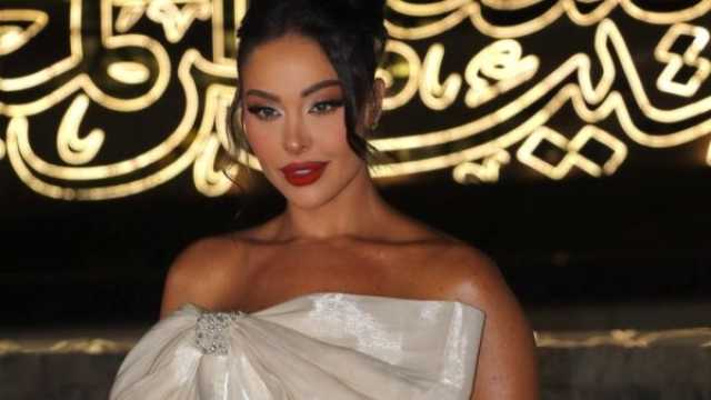 هيا كرزون تخطف الأنظار بإطلالة مطرزة بنقوش الزهور في عقد قرانها