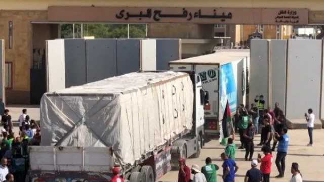 20 شهيدًا بانقلاب شاحنة مساعدات في غزة