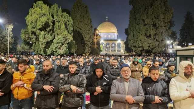 شاهد.. 60 ألفا يؤدون صلاتي العشاء والتراويح في المسجد الأقصى