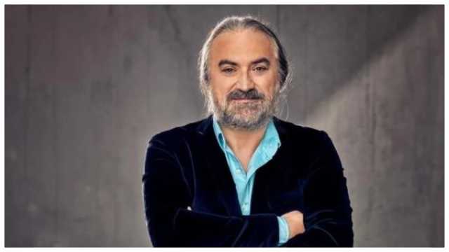 وفاة النجم التركي فولكان كوناك على المسرح عن 58 عامًا.. فيديو