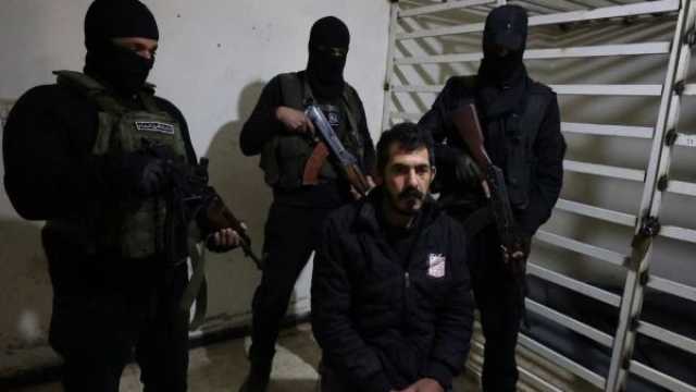 متورط بجرائم حرب.. اعتقال قائد بالدفاع الوطني على عهد الأسد (صور)