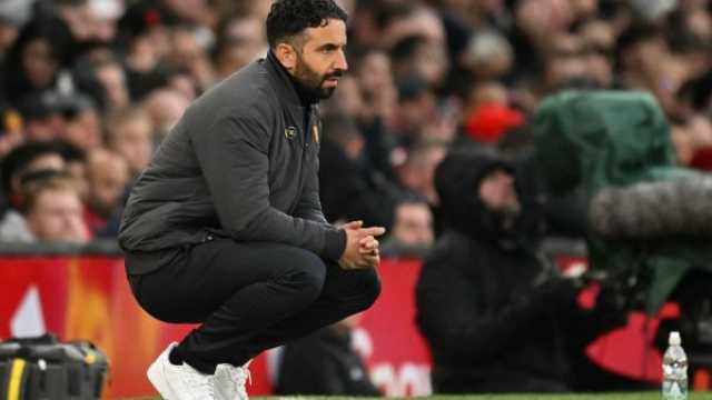 فرديناند لا يزال غير مقتنع بمدرب مانشستر يونايتد ويحذره من العناد