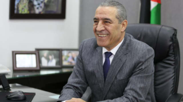 من هو حسين الشيخ الوريث السياسي لمحمود عباس