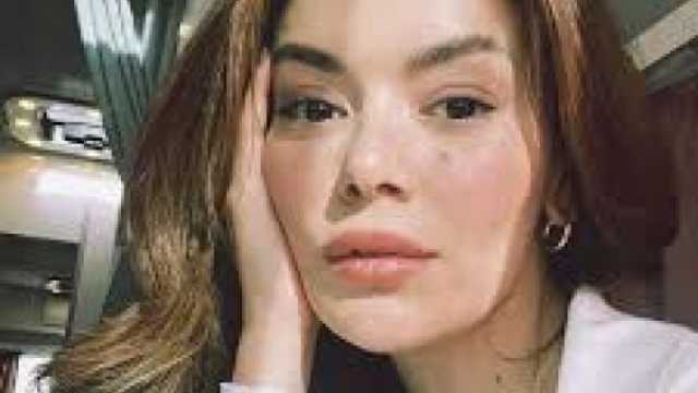 يِلديز تيلبي تفاجئ جمهورها بحركة جريئة وتخلع شعرها المستعار وسط تصفيق حار