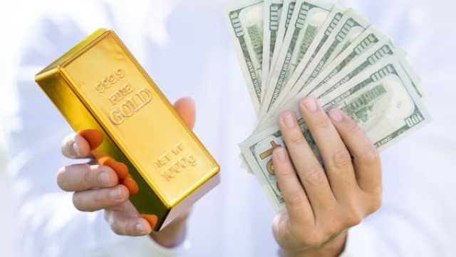 الذهب يغادر ذروته القياسية