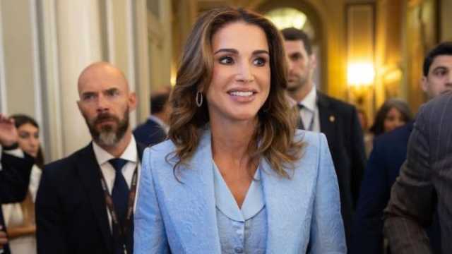 الملكة رانيا تتألق بالأزرق السماوي في مجلس الأمة
