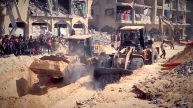 نتنياهو يتباهى باستعادة الرهائن وإلقاء المتفجرات على غزة