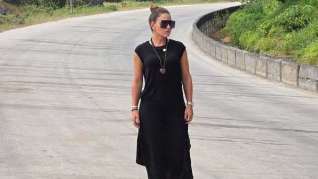 ديمة قندلفت تتألق بإطلالة طبيعية في أحضان سلطنة عُمان