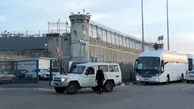 مراسم التسليم.. الأسرى الفلسطينيون في طريقهم إلى الحرية
