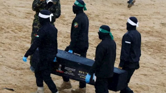 القسام تسلّم جثتي أسيرين من جنود الاحتلال في غزة وسط توتر ميداني