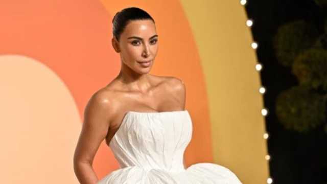كيم كارداشيان بإطلالة القناع الغريبة في حفل أكاديمية المتحف السينمائي