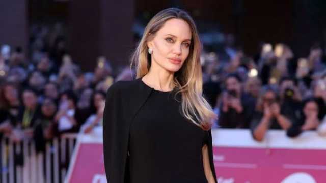 أنجلينا جولي تكشف عن وشومها بفستان مفتوح الظهر خلال عرض Couture.. التفاصيل