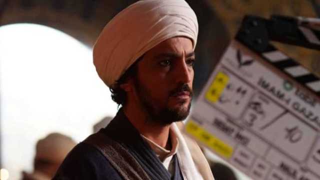 مسلسل الإمام الغزالي: تانر أولمز يبدأ رحلته الفنية بتلاوة القرآن