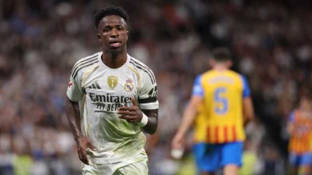 فينيسيوس جونيور يفاجئ الجميع بحذاء يحمل اسم لاعبة من برشلونة