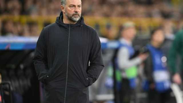 لست هذا النوع من المدربين: فليك يرفض التراجع عن أسلوبه في برشلونة رغم الكوارث الدفاعية