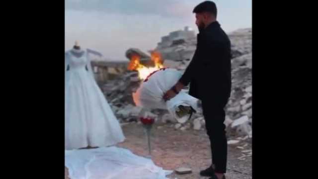 فيديو: غزي يحرق فستان خطيبته بعد استشهادها