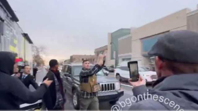 فيديو إستفزازي: اعتداء بٍلحم الخنزير على القرآن