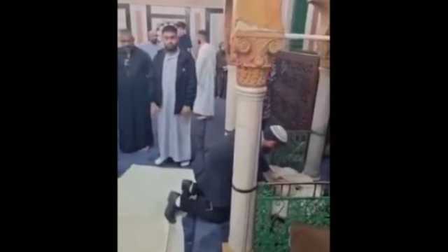فيديكو: عضو كنيست يصلي بين المسلمين