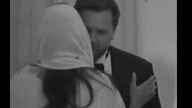 فانس يستأذن ريما بنت بندر قبل قبلة ترحيب دبلوماسية