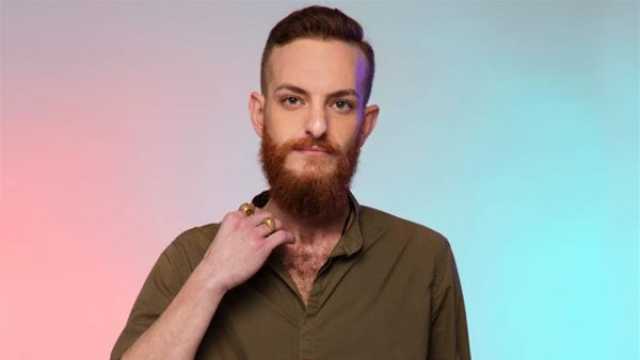 أويس مخللاتي يثير الجدل حول اعتناقه للمسيحية.. وفيديو تعميده يتصدّر الترند